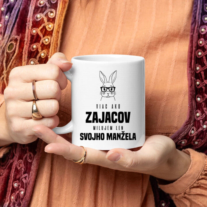 Viac ako zajacov milujem len svojho manžela - keramický hrnček s potlačou