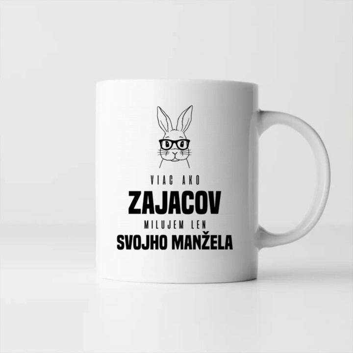 Viac ako zajacov milujem len svojho manžela - keramický hrnček s potlačou