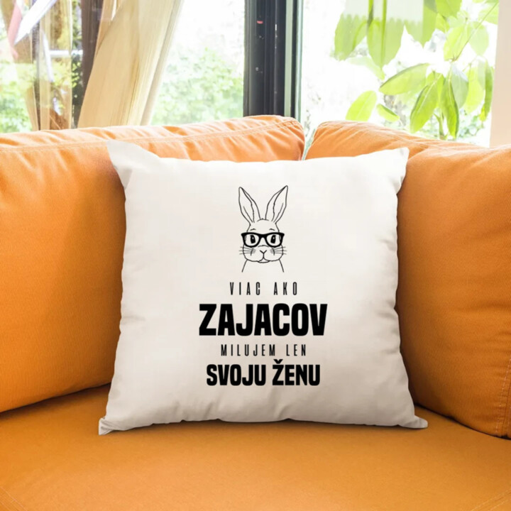 Viac ako zajacov milujem len svoju ženu - vankúš s potlačou