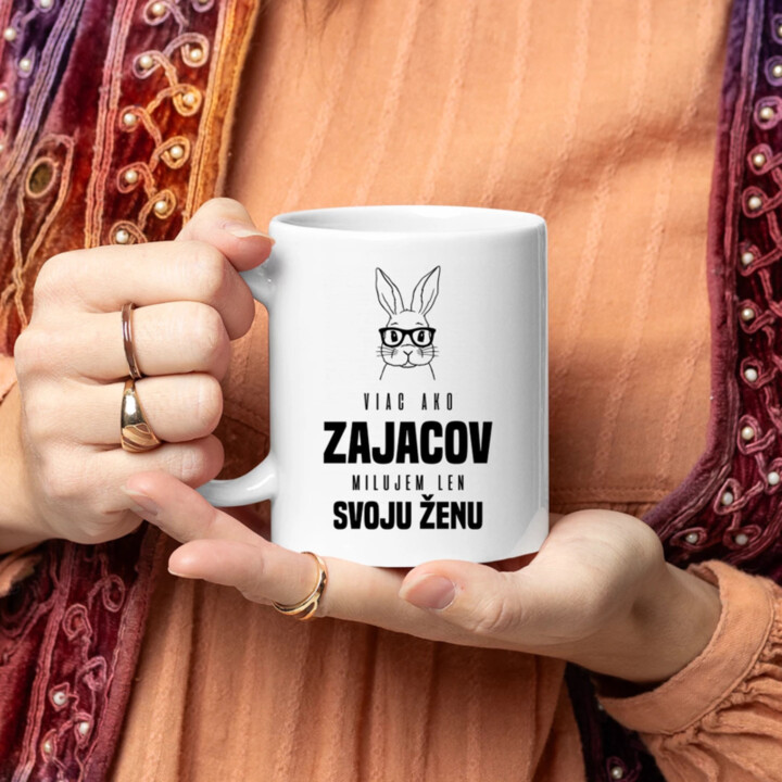 Viac ako zajacov milujem len svoju ženu - keramický hrnček s potlačou