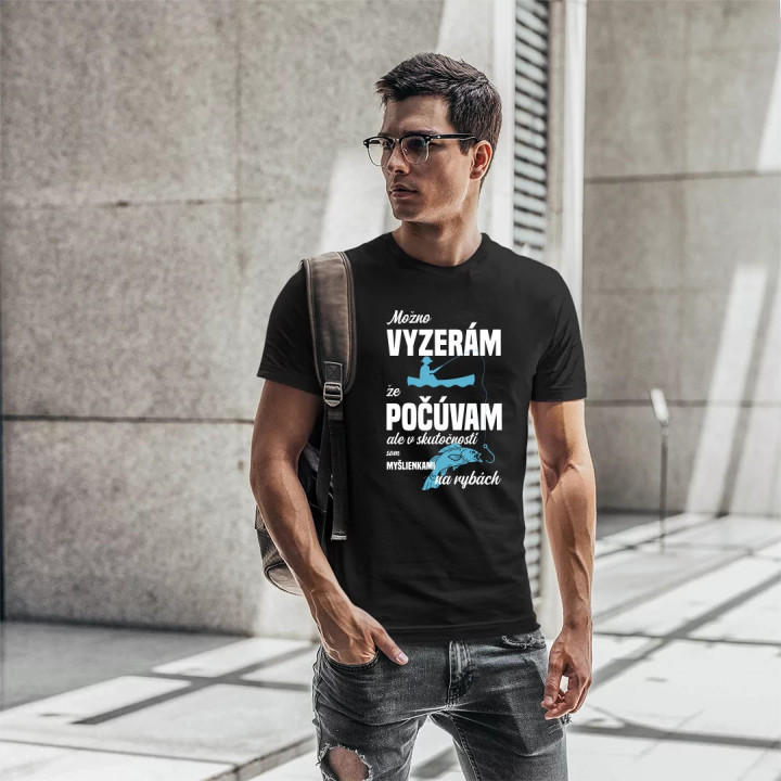 Možná vypadám, že poslouchám, ale ve skutečnosti jsem myšlenkami na rybách - pánske tričko s potlačou