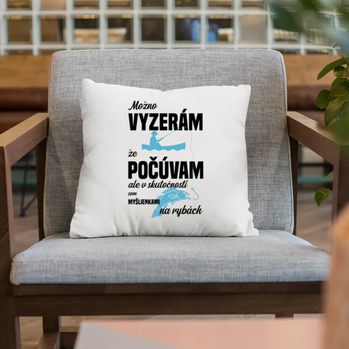 Možná vypadám, že poslouchám, ale ve skutečnosti jsem myšlenkami na rybách - vankúš s potlačou