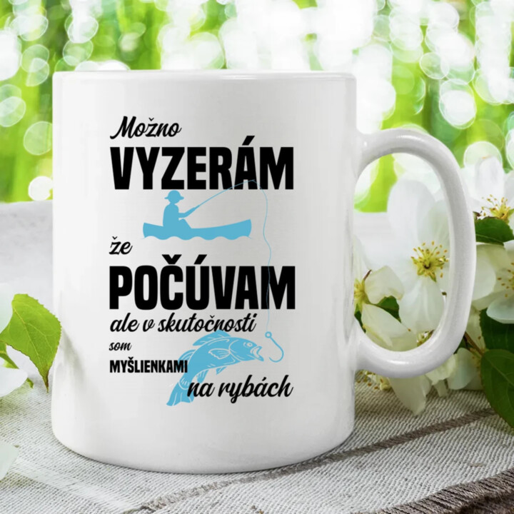 Možná vypadám, že poslouchám, ale ve skutečnosti jsem myšlenkami na rybách - keramický hrnček s potlačou