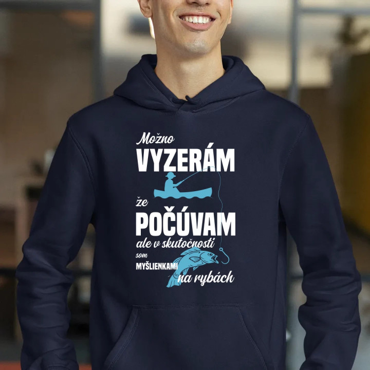 Možná vypadám, že poslouchám, ale ve skutečnosti jsem myšlenkami na rybách  - pánska mikina s potlačou