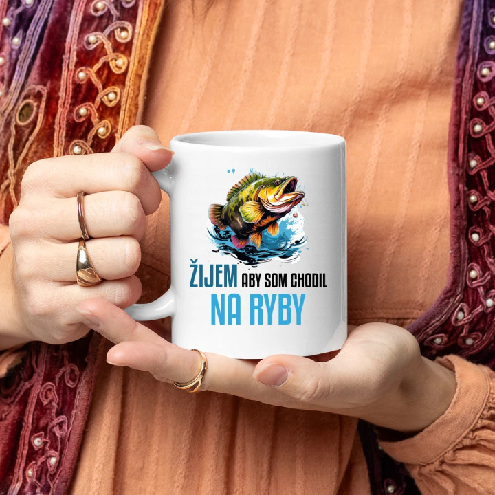 Žijem, aby som chodil na ryby  - keramický hrnček s potlačou