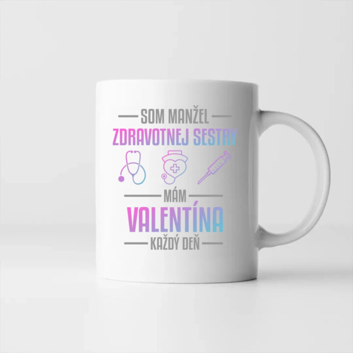 Som manžel zdravotnej sestry, mám Valentína každý deň  - keramický hrnček s potlačou