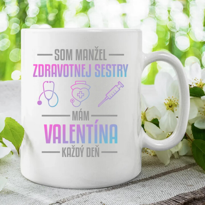 Som manžel zdravotnej sestry, mám Valentína každý deň  - keramický hrnček s potlačou