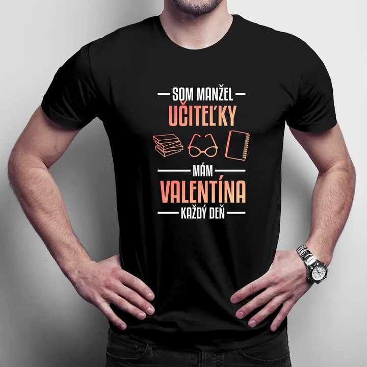 Som manžel učiteľky, , mám Valentína každý deň V2 - pánske tričko s potlačou