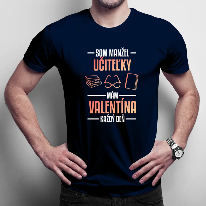 Som manžel učiteľky, , mám Valentína každý deň V2 - pánske tričko s potlačou