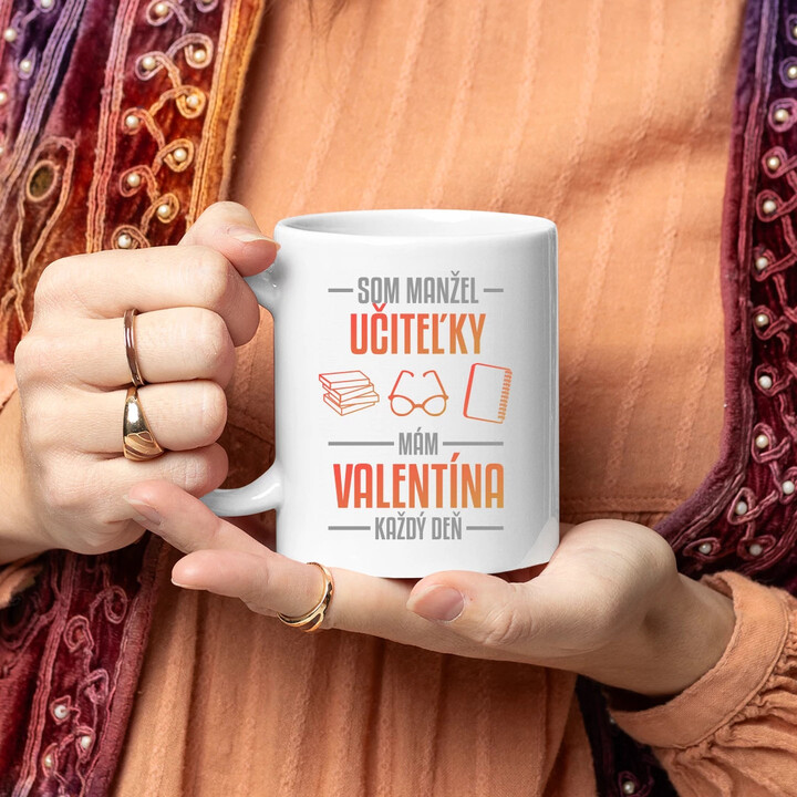 Som manžel učiteľky, , mám Valentína každý deň V2 - keramický hrnček s potlačou