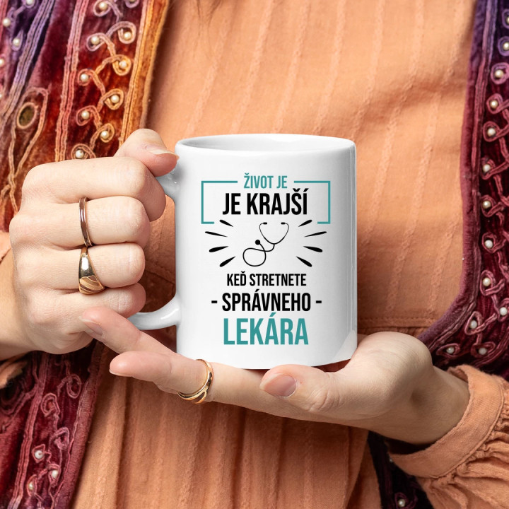 Život je krajší,  keď stretnete správneho lekára - keramický hrnček s potlačou