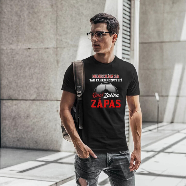 Nenechám sa tak ľahko rozptýliť. Ooo! Začína zápas - pánske tričko s potlačou