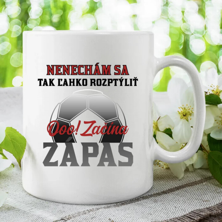 Nenechám sa tak ľahko rozptýliť. Ooo! Začína zápas - keramický hrnček s potlačou