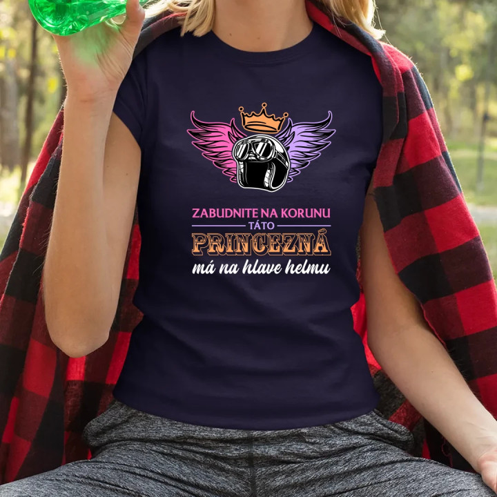 Zabudnite na korunu - táto princezná má na hlave helmu V2 - dámske tričko s potlačou