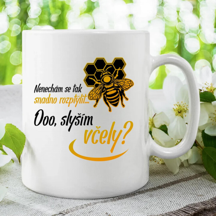 Nie je ľahké ma rozptýliť... Ooo, počujem včely? - keramický hrnček s potlačou