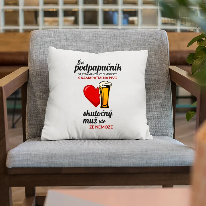 Len podpapučník sa pýta manželky, či môže ísť s kamarátmi na pivo - vankúš s potlačou