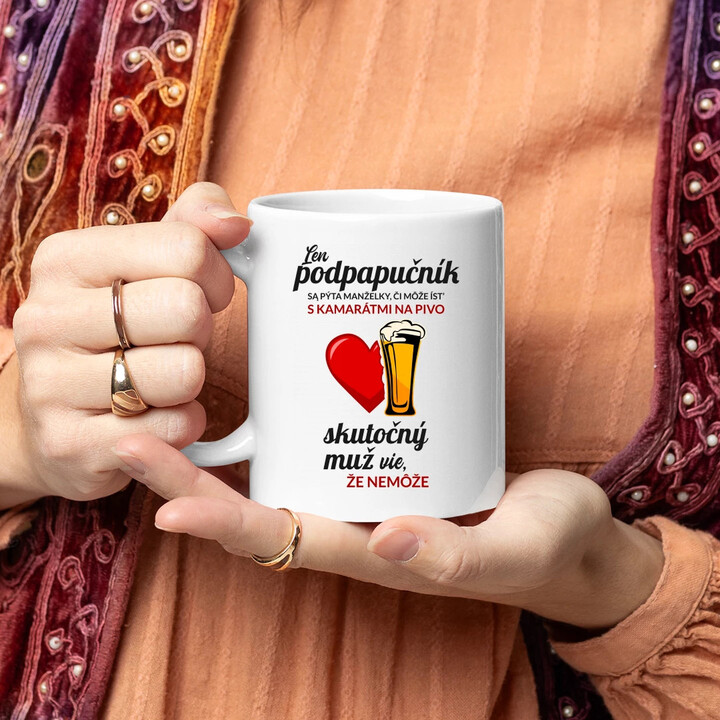 Len podpapučník sa pýta manželky, či môže ísť s kamarátmi na pivo - keramický hrnček s potlačou