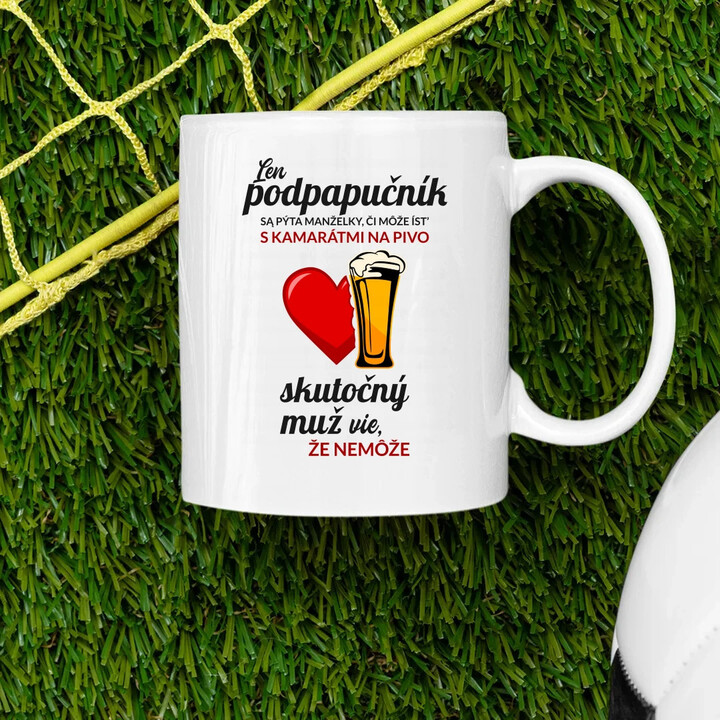 Len podpapučník sa pýta manželky, či môže ísť s kamarátmi na pivo - keramický hrnček s potlačou