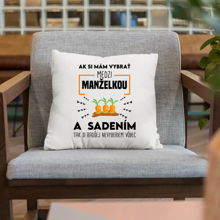 Ak si mám vybrať medzi manželkou a sadením - vankúš s potlačou