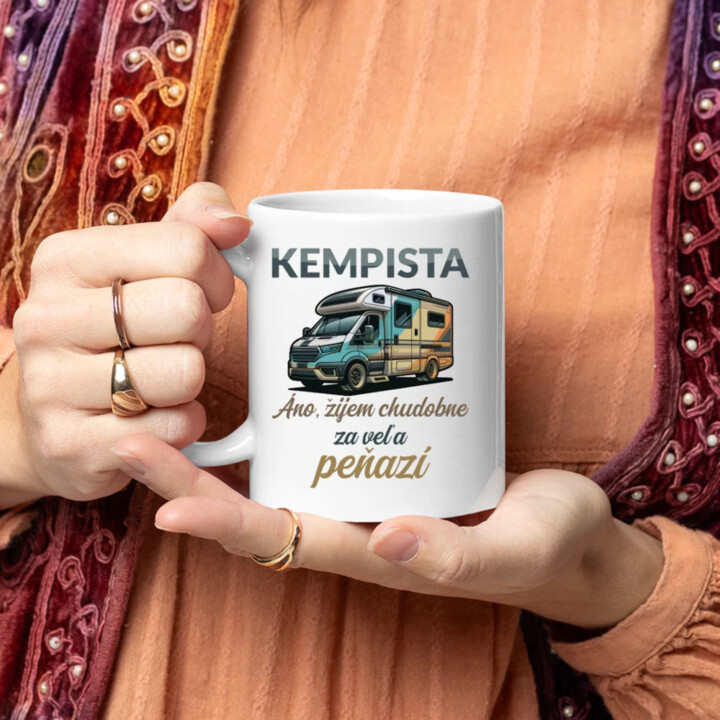 Kempista - Áno, žijem chudobne za veľa peňazí - keramický hrnček s potlačou