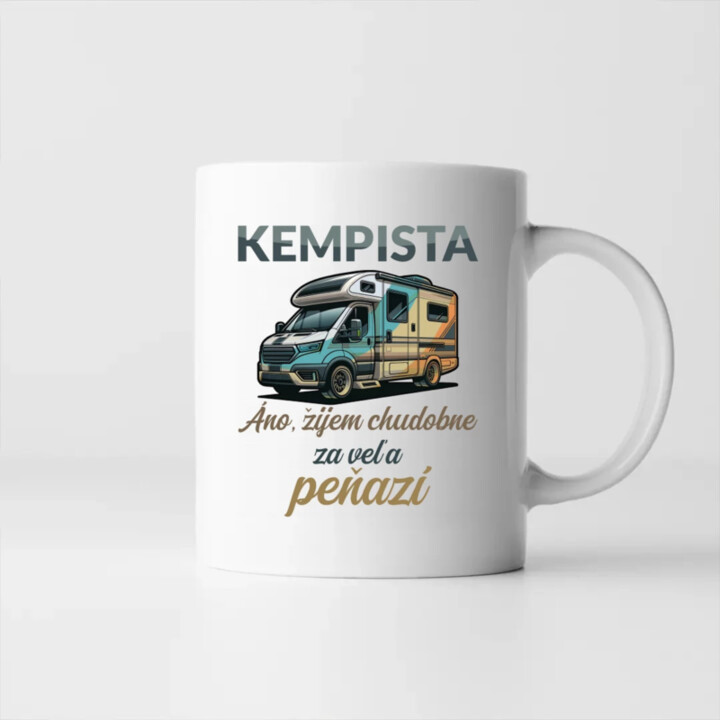 Kempista - Áno, žijem chudobne za veľa peňazí - keramický hrnček s potlačou