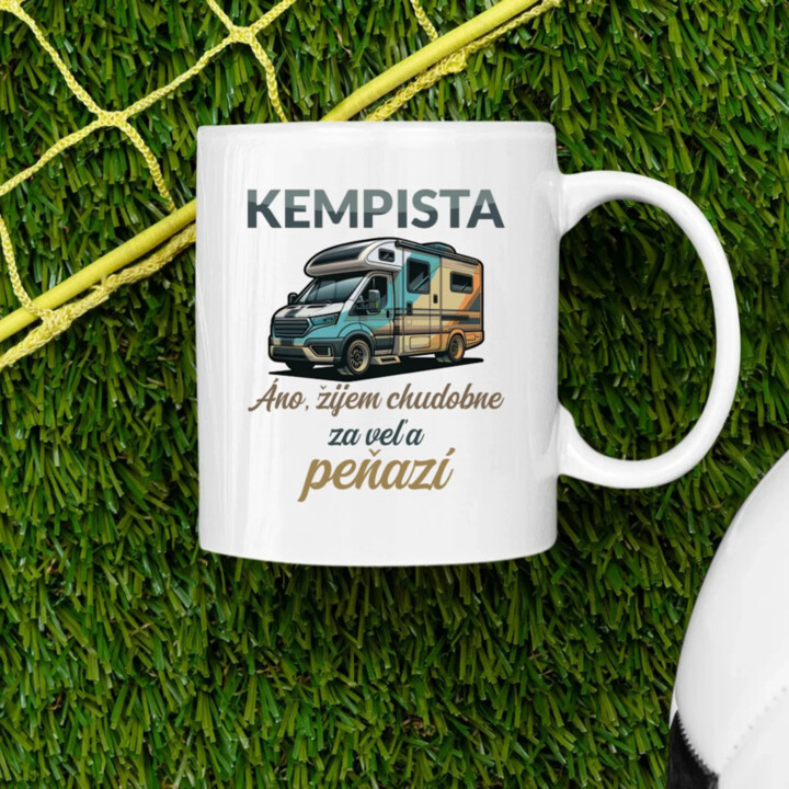 Kempista - Áno, žijem chudobne za veľa peňazí - keramický hrnček s potlačou