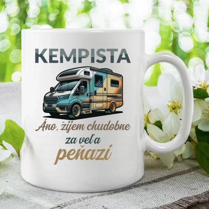 Kempista - Áno, žijem chudobne za veľa peňazí - keramický hrnček s potlačou