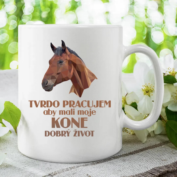 Tvrdo pracujem, aby mali moje kone dobrý život - keramický hrnček s potlačou