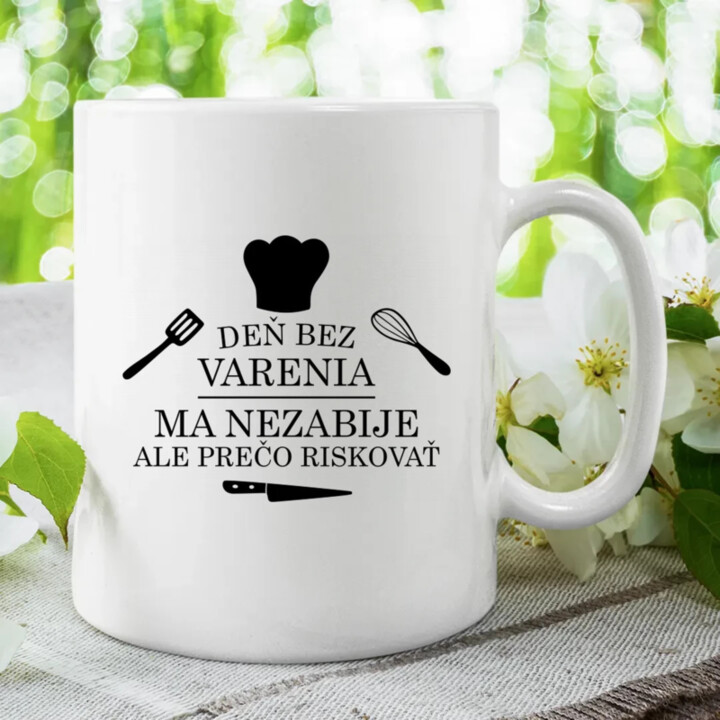 Deň bez varenia ma nezabije, ale prečo riskovať - keramický hrnček s potlačou