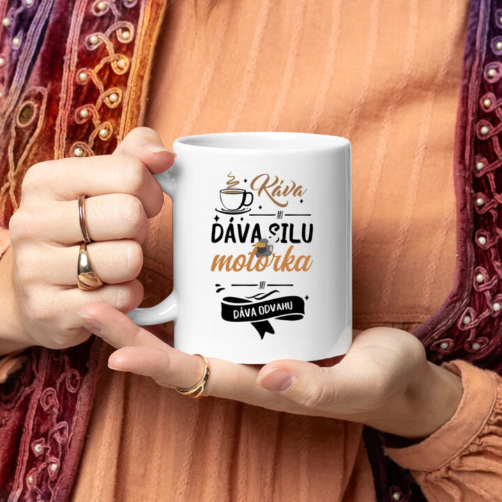 Káva mi dáva silu, motorka mi dáva odvahu - keramický hrnček s potlačou