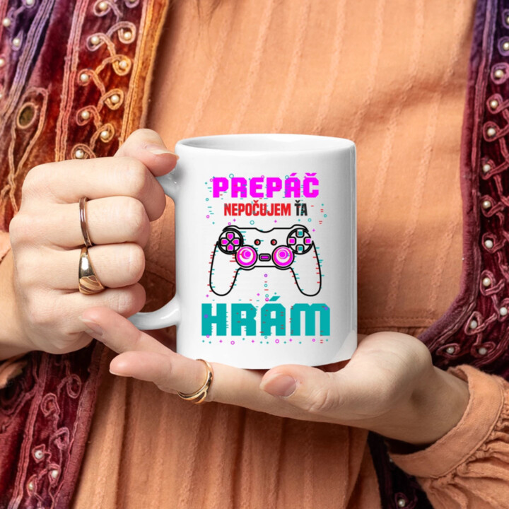 Prepáč, nepočujem ťa - hrám  - keramický hrnček s potlačou