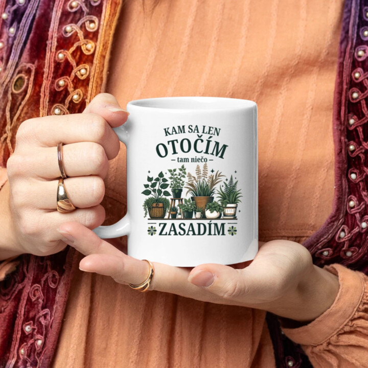 Kam sa len otočím, tam niečo zasadím - keramický hrnček s potlačou