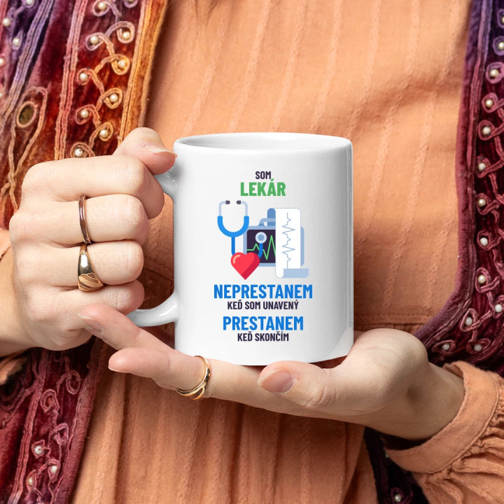 Som lekár, neprestanem, keď som unavený - keramický hrnček s potlačou