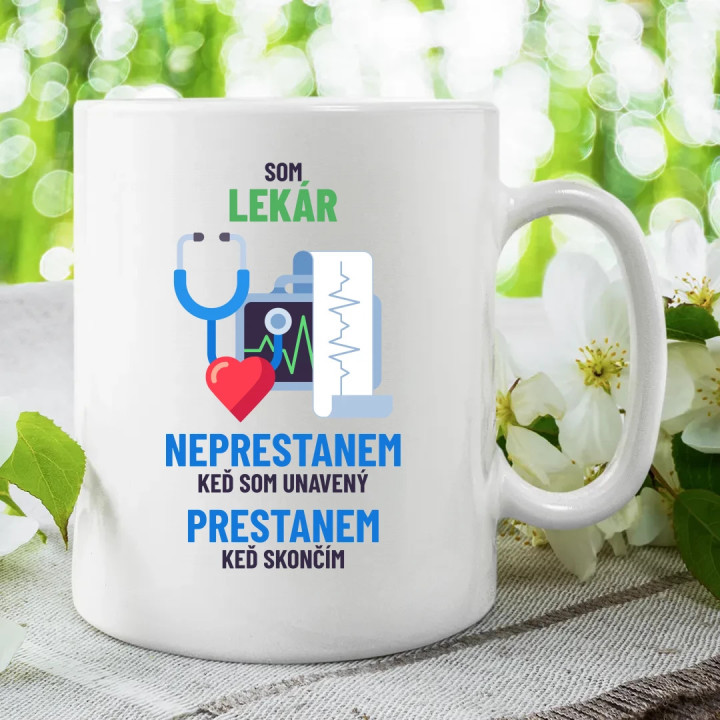 Som lekár, neprestanem, keď som unavený - keramický hrnček s potlačou