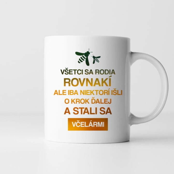 Všetci sa rodia rovnakí - včelár - keramický hrnček s potlačou