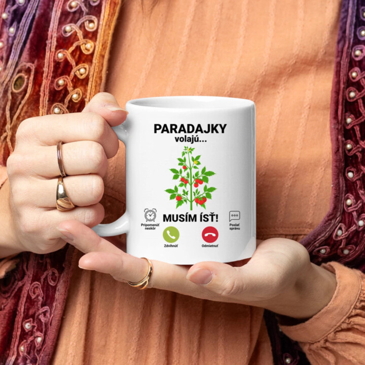Paradajky volajú, musím ísť - keramický hrnček s potlačou