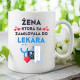 Žena, ktorá sa zamilovala do lekára - keramický hrnček s potlačou