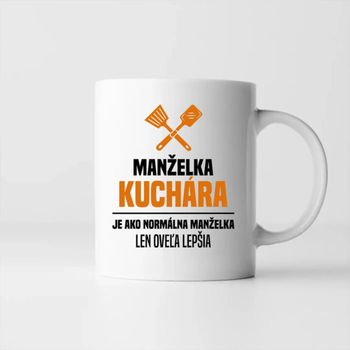 Manželka kuchára je ako normálna manželka - keramický hrnček s potlačou