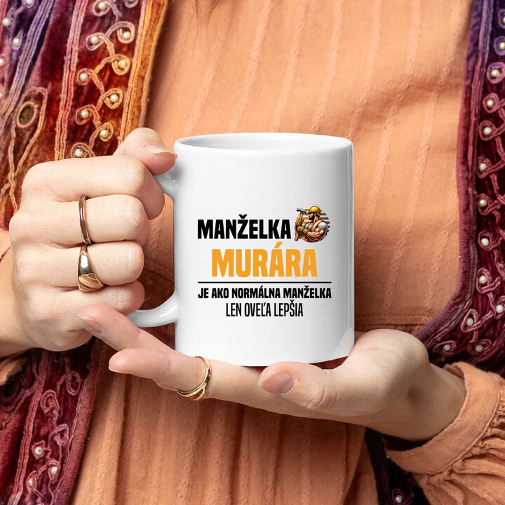 Manželka murára je ako normálna manželka - keramický hrnček s potlačou