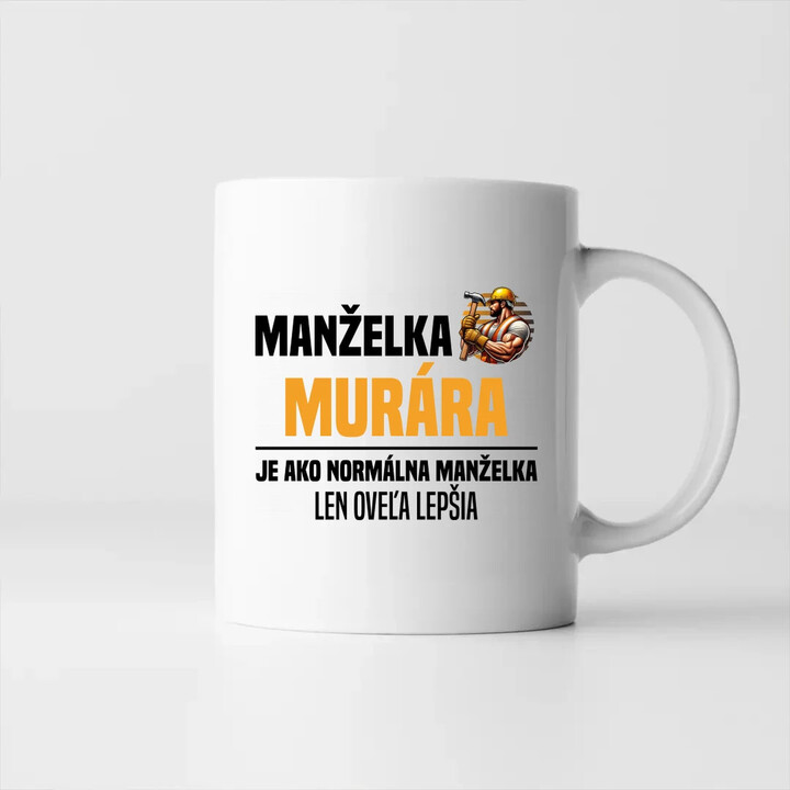 Manželka murára je ako normálna manželka - keramický hrnček s potlačou
