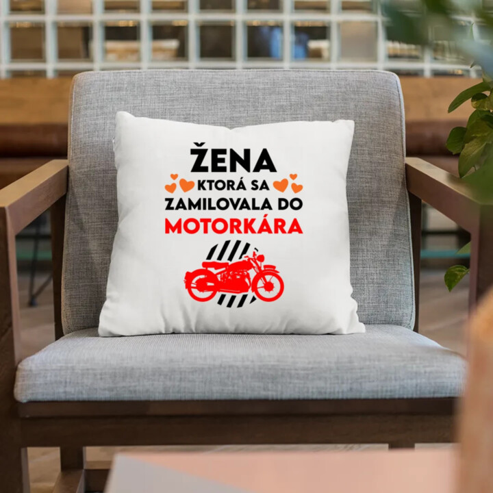 Žena, ktorá sa zamilovala do  motorkára - vankúš s potlačou