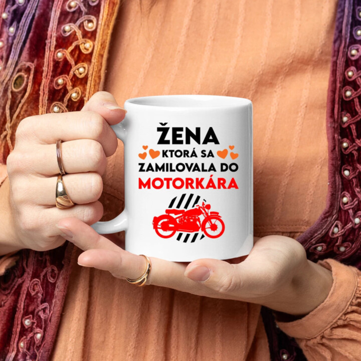 Žena, ktorá sa zamilovala do  motorkára - keramický hrnček s potlačou