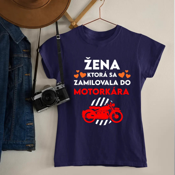 Žena, ktorá sa zamilovala do  motorkára - dámske tričko s potlačou