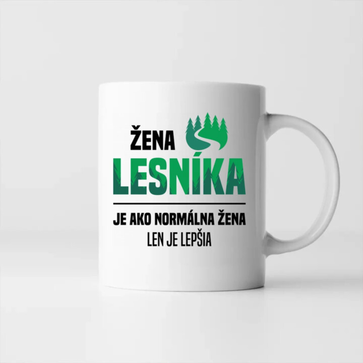 Žena lesníka je ako normálna manželka, len oveľa lepšia - keramický hrnček s potlačou