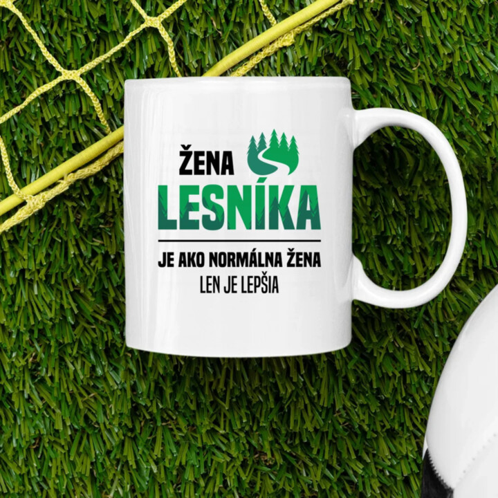 Žena lesníka je ako normálna manželka, len oveľa lepšia - keramický hrnček s potlačou