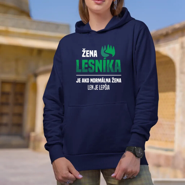 Žena lesníka je ako normálna manželka, len oveľa lepšia  - dámska mikina s potlačou