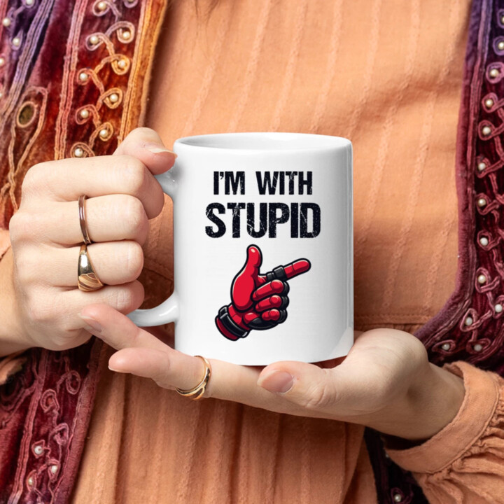 I'm with stupid - keramický hrnček s potlačou