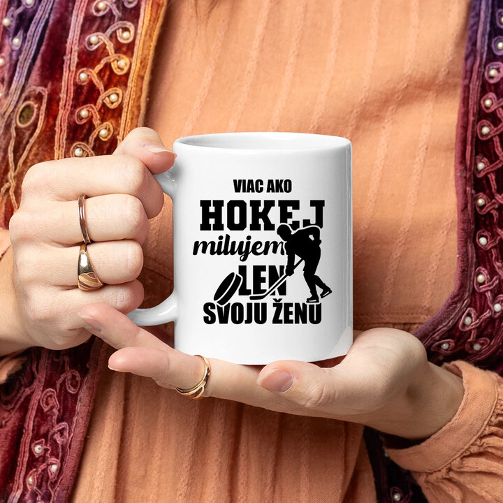 Viac ako hokej milujem len svoju ženu - keramický hrnček s potlačou