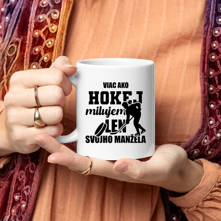 Viac ako hokej milujem len svojho manžela - keramický hrnček s potlačou