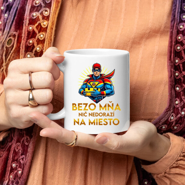 Bezo mňa, nič nedorazí na miesto - keramický hrnček s potlačou
